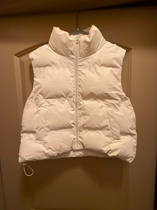 Love Tree Jackets & Blazers - Cream Puffer Vest Cropped Zip Up Love Tree Size Large Lightweight